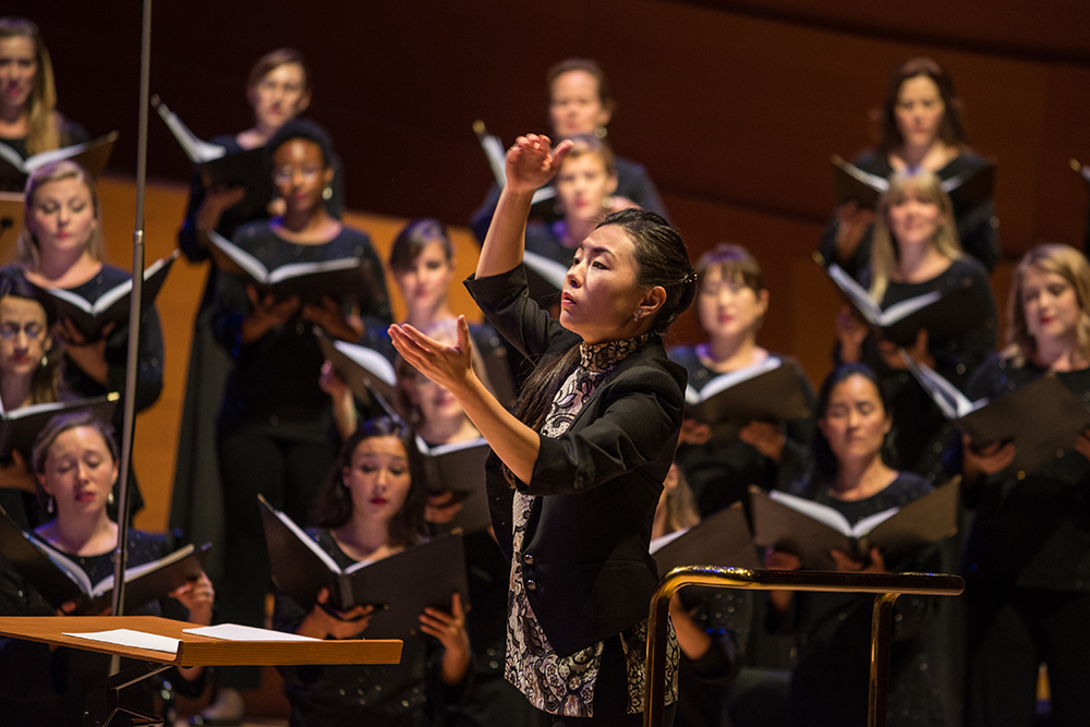 Jenny Wong conducts the Los Angeles Master Chorale